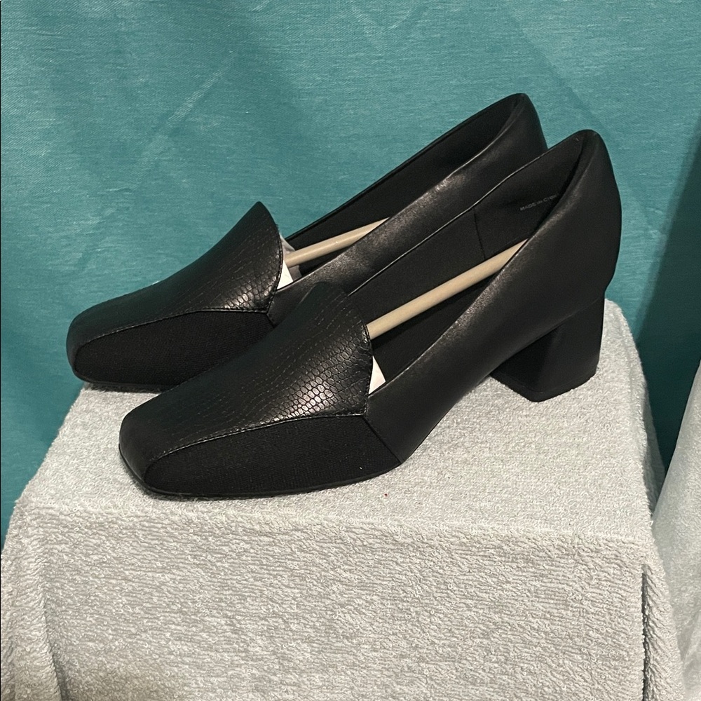 Elegant Black Textured Women's Loafers